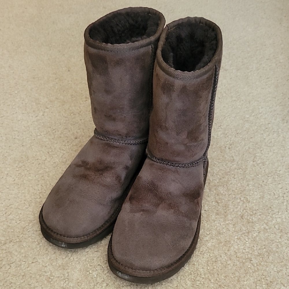 UGG | CLASSIC SHORT | Chocolate Brown | VGUC